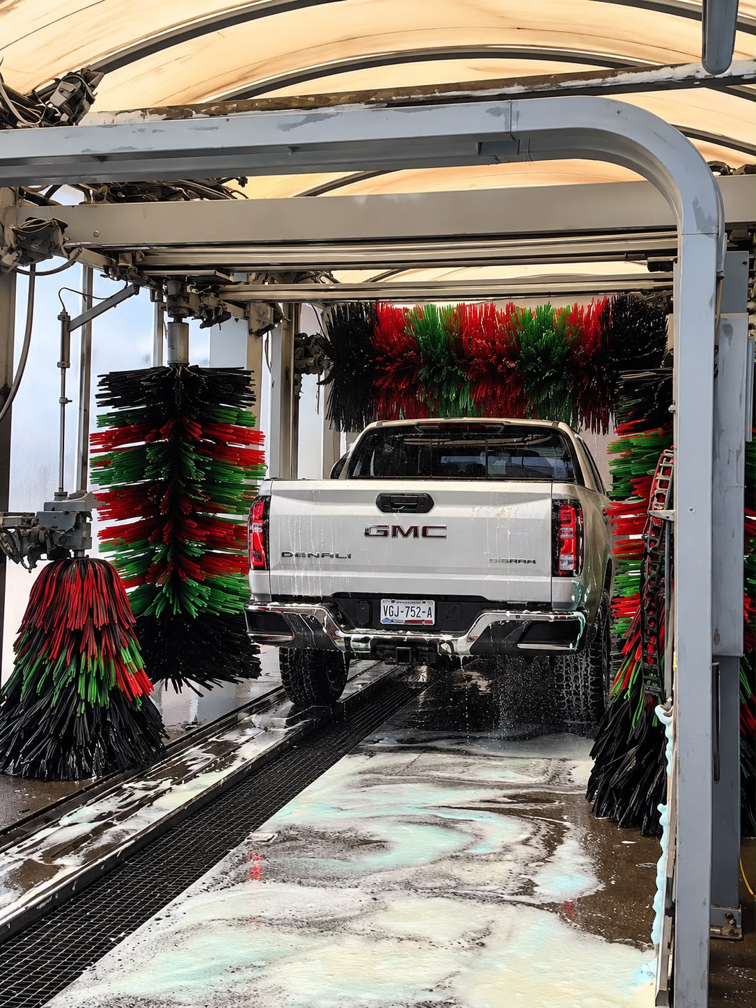 Camioneta en túnel de lavado con espuma Guash Country